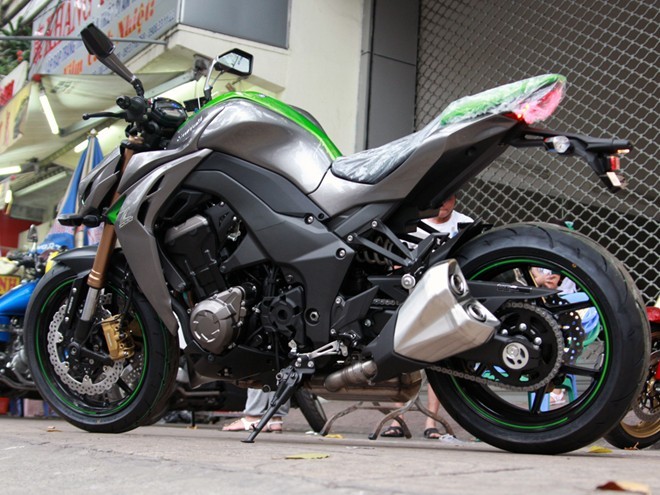 Ở phiên bản đặc biệt 2014 mới được Quyền Lan Motor đưa về Việt Nam, xe đã có nhiều thay đổi từ phía nhà sản xuất
Bài viết: http://news.zing.vn/Anh-Kawasaki-Z1000-2014-dau-tien-o-Sai-Gon-post381721.html#category
Nguồn Zing News