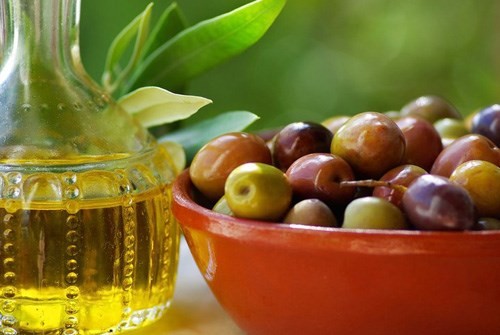 Quả cọ lùn. Không chỉ là một cây lương thực của Bắc Mỹ, cọ lùn còn có vai trò như một thảo dược tốt chứa nhiều acid béo và các phytosterol cần thiết cho quá trình phục hồi tóc hư tổn, ngăn ngừa rụng tóc và kích thích mọc tóc mới. Loại cây này được bào chế thành nhiều dạng từ viên nang, thuốc bột, thuốc bôi hay trà