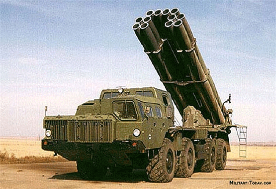 BM-30 Smerch được thiết kế với 12 ống phóng cỡ 300 mm. Chúng có thể bắn các loại đạn rocket chứa thuốc nổ tới 200-300 kg, tầm bắn xa 90 km.