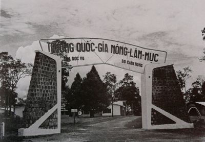 Hệ thống trường trung học còn có: Trung học tổng hợp, Trung học kĩ thuật
Trong ảnh: Trường Quốc-Gia Nông-Lâm-Mục B’Lao.