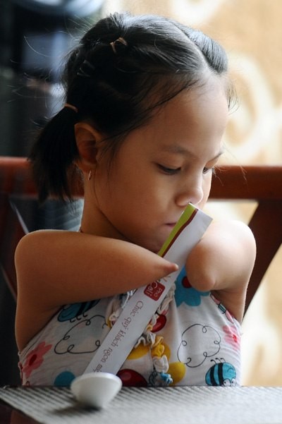 Bé Linh Chi, 8 tuổi, Yên Bái, không tay chân do ảnh hưởng di chứng chiến tranh từ ông nội. Bé tự cầm đồ vật khi ăn. Linh Chi được mệnh danh là
