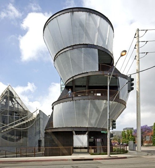 11. Tháp Samitaur Địa điểm: Thành phố Culver City, California, Mỹ Thiết kế: Eric Owen Moss Architects Khách hàng: Frederick và Laurie Samitaur Smith
Bài viết: http://news.zing.vn/15-cong-trinh-kien-truc-dep-nhat-the-gioi-nam-2013-post377881.html#category_featured.noibat
Nguồn Zing News