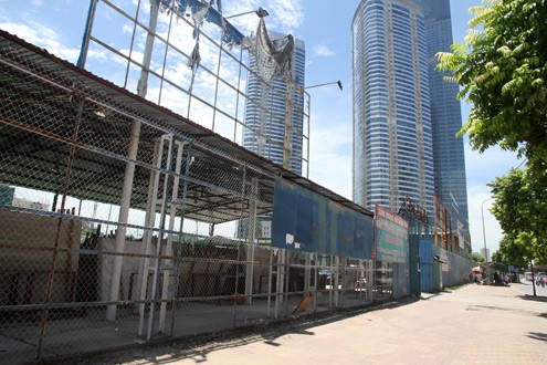 Nam Đàn Plaza, dự án từng được quảng bá là tổ hợp khách sạn 5 sao, trung tâm thương mại, tài chính, ngân hàng, khu vui chơi giải trí, văn phòng... có tổng vốn đầu tư 1.500 tỷ đồng nằm trên lô đất rộng gần 10.000 m2