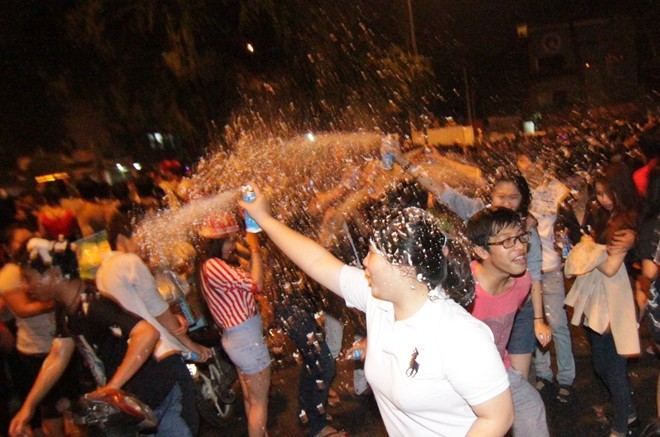 không cần quan tâm là ai, thấy người là rủ nhau xịt.
Bài viết: http://news.zing.vn/Thieu-nu-phat-khoc-vi-tro-dua-xit-tuyet-qua-da-o-TPHCM-post380255.html#category_featured.noibat
Nguồn Zing News