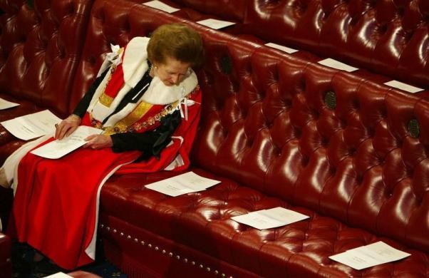 Bà Thatcher ngồi chờ nữ hoàng Elizabeth có bài phát biểu trước Thượng Viện Anh hôm 13/11/2002