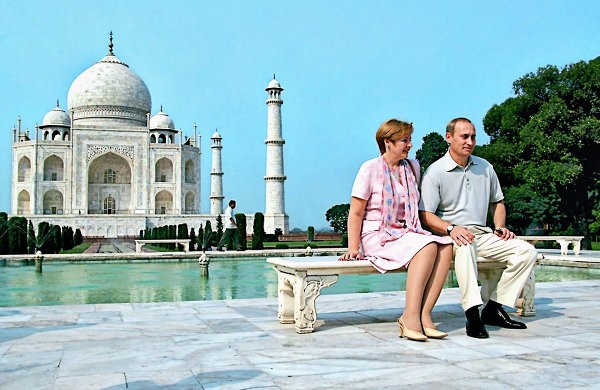 Vợ chồng tổng thống Nga tại Taj Mahal, Ấn Độ vào tháng 10 năm 2000