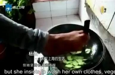 Tai nạn kinh hoàng ập đến vào một ngày khi cô bé Pei đang trên đường đến trường. Thời điểm đó, Pei đã vô tình chạm vào một sợi dây điện cao thế, hậu quả khiến cô mất cả 2 tay