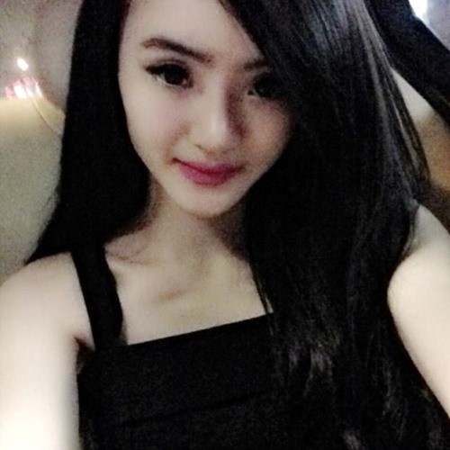Nụ cười của Phương Trang có phần gượng gạo so với trước đây