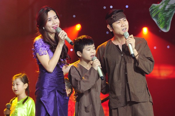 Cậu bé còn có màn kết hợp ấn tượng với vợ chồng Lưu Hương Giang - Hồ Hoài Anh trong sáng tác nổi tiếng của Trần Tiến, Quê nhà, gắn liền với giọng hát của Tùng Dương. Cậu bé đa tài không chỉ ca hay mà còn diễn kịch tốt khi đóng vai con trai của bộ đôi huấn luyện viên