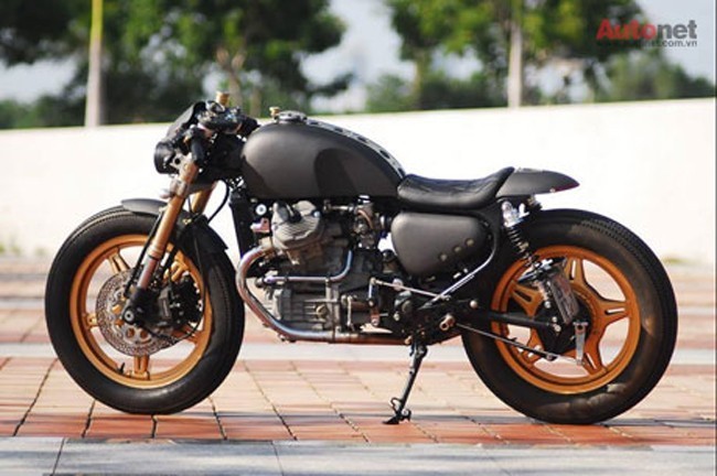 Mẫu xe GL400 của Honda đời 1978 được một thành viên đam mê mô tô tại Đà Nẵng độ lên phong cách cafe racer với những nét đột phá, trẻ trung và thể thao hơn