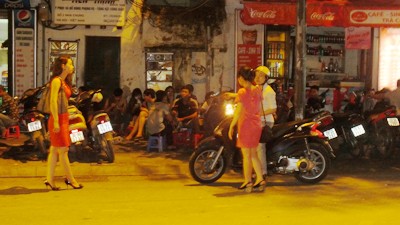 Khoảng 11 giờ vẫn tấp lập khách ra vào các quán