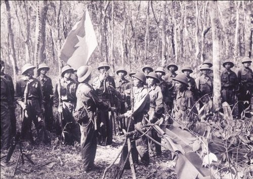 Tại khu rừng cao su phía Nam Dầu Giây, Sư đoàn 304 trao lá cờ quyết chiến, quyết thắng cho Trung đoàn 66 Anh hùng để cắm trên Dinh Độc lập ngày giải phóng Sài Gòn, ảnh của nhà báo, NSNA Đinh Quang Thành