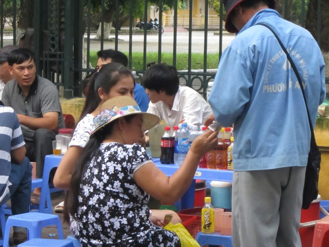 Ông lão ăn xin ở cổng ĐH Bách Khoa Hà Nội