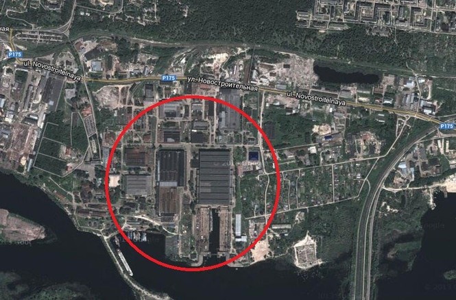 Nhà máy Zelenodolsk mang tên A.M. Gorky đặt tại thành phố Zelenodolsk, nước Cộng hòa Tatarstan, Liên bang Nga nằm bên bờ sông Volga thơ mộng. Zelenodolsk cách thủ đô Kazan (Tatarstan) 38km. Trong ảnh là toàn cảnh nhà máy (dấu đỏ) đóng tàu hàng đầu nước Nga