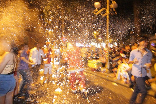 Phải cố gắng lắm ông già Noel mới thoát ra khỏi vòng vây trong tình trặng người trắng xóa.
Bài viết: http://news.zing.vn/Thieu-nu-phat-khoc-vi-tro-dua-xit-tuyet-qua-da-o-TPHCM-post380255.html#category_featured.noibat
Nguồn Zing News
