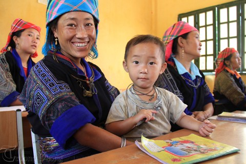 Không có người trông con, nhiều bà mẹ địu con đến lớp.