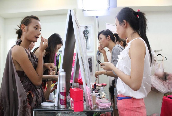 Các thí sinh có 60 phút để chọn trang phục và tự make-up