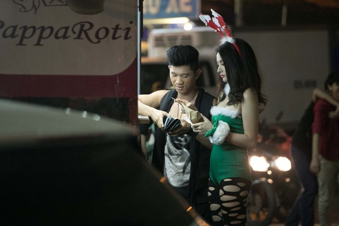 Song song với việc tập trung cho điện ảnh, nữ diễn viên xinh đẹp còn có nhiều dự định ''lấn sân'' âm nhạc. Với sự hỗ trợ về chuyên môn từ bạn trai, cô được tư vấn về thanh nhạc và vũ đạo. Lương Bằng Quang hứa hẹn sẽ cho ra mắt sản phẩm âm nhạc đánh dấu bước chuyển mình sang lĩnh vực ca hát của Trương Nhi.
Bài viết: http://news.zing.vn/Truong-Nhi-dien-tat-rach-xuong-pho-cung-ban-trai-post380249.html#category_featured.noibat
Nguồn Zing News