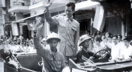 Hình ảnh trên đường phố Hàng Đào 58 năm trước
