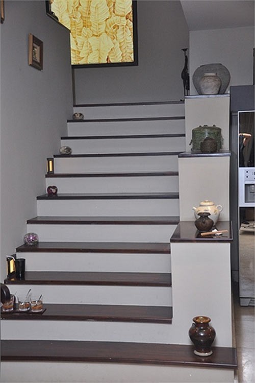 Những bình gốm cổ được đặt dọc theo hành lang dẫn lên tầng lầu, phòng riêng của Hoa hậu là một điểm đặc trưng của phong cách nội thất của ngôi nhà.