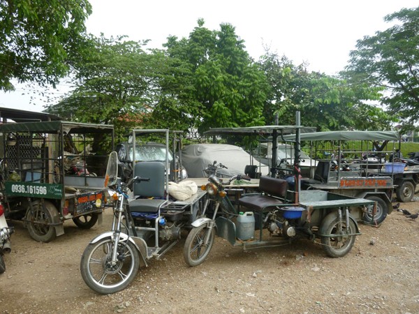 Đội CSGT số 2 cử hai tổ công tác cắm chốt ở ngã ba Kim Mã-Giang Văn Minh và Kim Mã-Nguyễn Chí Thanh (quận Ba Đình). Chỉ trong buổi sáng, hai tổ công tác đã xử phạt gần chục trường hợp không phải là thương binh, điều khiển xe tự chế chở hàng cồng kềnh, dừng đỗ tràn lan dưới lòng đường