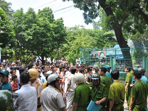 Khỏang 8h30 ngày 11-10, một thanh niên khoảng 20 tuổi sử dụng hai con dao đột nhập vào trường mầm non 10A khống chế 1 cô giáo cùng 2 cháu nhỏ trong 1 phòng học. Toàn bộ cửa ra vào, cửa sổ phòng đã bị khóa chốt từ phía trong. Đối tượng vừa đưa ra yêu cầu cung cấp đồ ăn. Được biết, đối tượng đã làm cô hiệu trưởng bị thương ở tay, 1 cháu nhỏ bị thương ở miệng