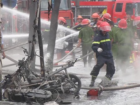 Tuy nhiên, ngay sau đó đám cháy bùng phát trở lại, họ lại lao vào dập lửa