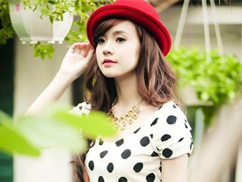 Midu có lẽ là một trong những hot girl thành công và đa năng nhất showbit Việt. Không chỉ là diễn viên xuất sắc, một người mẫu ảnh chuyên nghiệp, stylist được yêu thích, Midu còn là MC triển vọng. Cô đã góp mặt trong khá nhiều chương trình truyền hình, các lễ trao giải truyền hình như Gương mặt showbit, HTV Awards, Đêm Valentine