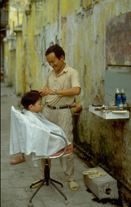 Nụ cười vui vẻ của người thợ khiến các cậu bé không sợ cắt tóc nữa