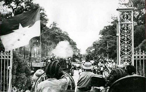 Tiến vào Dinh Độc Lập