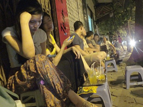 Khách hàng ngồi ra cả vỉa hè, lòng đường