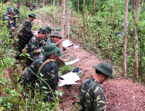 Cán bộ lữ đoàn trinh sát thực địa chiến đấu