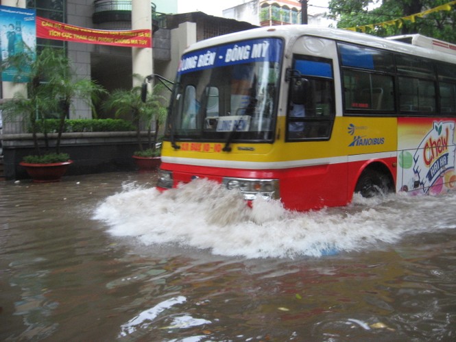 Hà Nội : Người và xe bơi giữa phố phường - ảnh 16