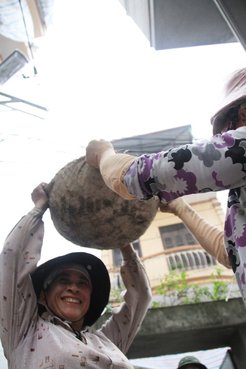 Một thành viên làm cùng với chị Ngân, tuy nhiên, chị Ngân cũng không biết tên người phụ nữ này, vì mỗi hôm đi làm với một nhóm khác nhau. Hơn nữa, công việc bận rộn, ít có thời gian trao đổi, trò chuyện. Ảnh: Trường Phong