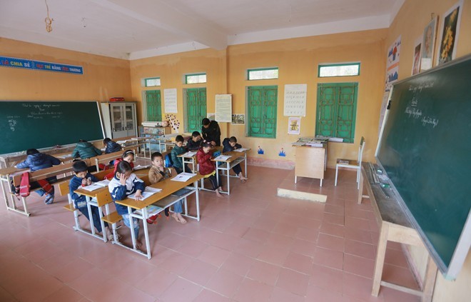 Có 3 thầy cô làm công tác giảng dạy tại Đồng Mậm, ngôi trường này khá khang trang vì được tài trợ xây dựng năm 2006. Hầu hết thầy cô đều dạy 2 khối chung một lớp học