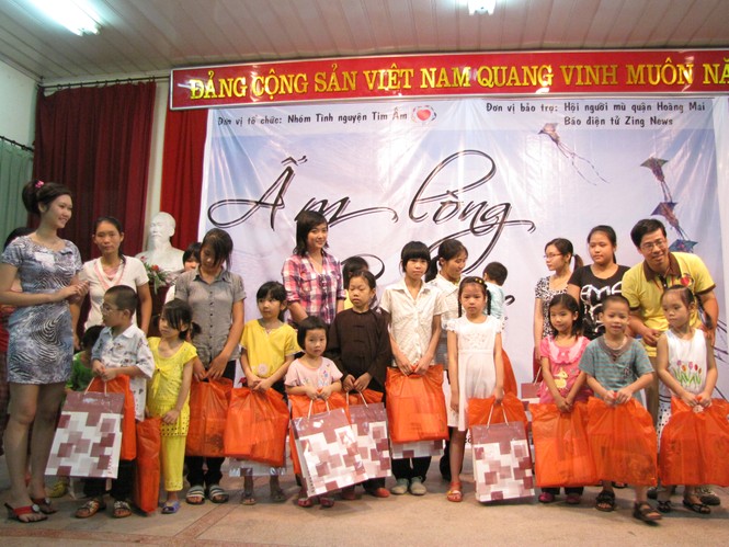 Anh Lại Hải Đăng (ngoài cùng góc phải)và Imiss Thăng long Nguyễn Hương Giang cùng ca sĩ Mai Tròn trao quà cho các em