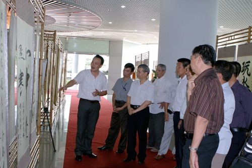 Thư pháp gia Phạm Văn Ánh đang diễn giải một bài thơ chữ Hán của Bác cho đoàn CCB Viện Dầu khí