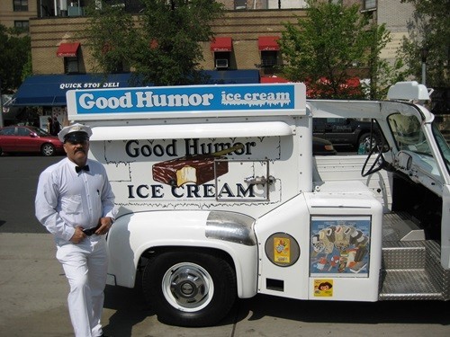 4. Good Humor Năm thành lập: 1923 Lĩnh vực: Sản xuất kem Công ty mẹ hiện tại: Unilever Trụ sở chính hiện tại: Anh Năm 1923, Harry B. Burt đến từ thị trấn Youngstown, Ohio đã nhận được bằng sáng chế về phương pháp pha chế đồ đông lạnh khi làm đông thành công những que kem có tay cầm bằng gỗ được phủ một lớp socola cứng. Theo như Burt thì phương pháp mới này đặc biệt giá trị ở tính vệ sinh sạch sẽ. Thay vì mở một cửa hàng, Burt tổ chức những đội xe tải chứa đầy kem có người bán hàng mặc đồ trắng được đào tạo kỹ lưỡng. Khi nhà sáng lập tài ba này mất đi vào năm 1926, công ty đã được mở rộng hơn trên thị trường và có mặt khắp nước Mỹ. Lipton, một chi nhánh của Unilever đã mua Good Humor vào năm 1961.