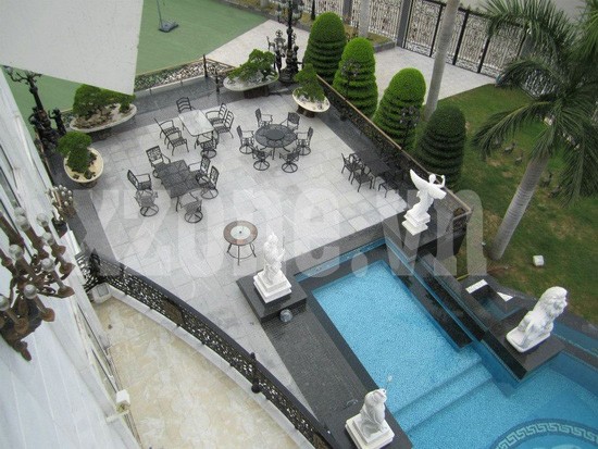 Rất nhiều bức tượng góp phần tô điểm thêm cho bể bơi nằm trong khuôn viên của căn biệt thự