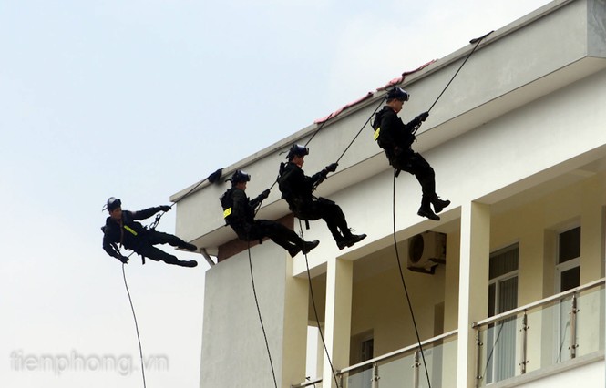 LL cảnh sát chống khủng bố đột nhập mục tiêu từ trên nóc tòa nhà.