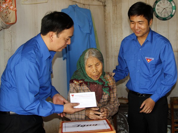 Đoàn cũng đến thăm nhà mẹ Cao Thị Cốc (101 tuổi, xóm Xuân Hà, Hải Đông, Hải Hậu, Nam Định)…