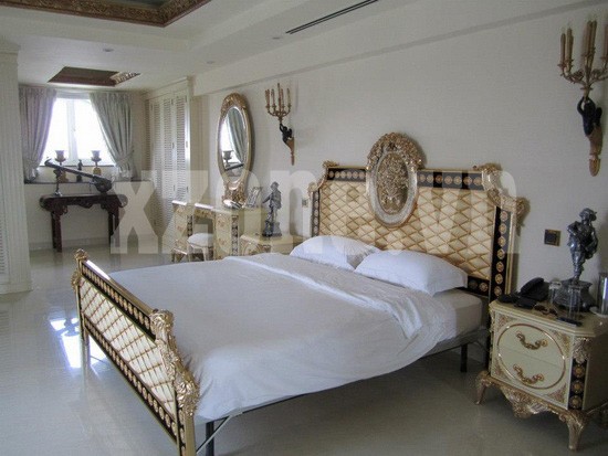 Bộ giường ngủ và bàn trang điểm sang trọng kết hợp tinh tế cùng những bức tượng nhỏ đặt xung quanh