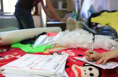 Mỗi ngày, hàng chục bưu kiện chuyển hàng xuất phát từ căn phòng rộng chừng 20m vuông của cô.