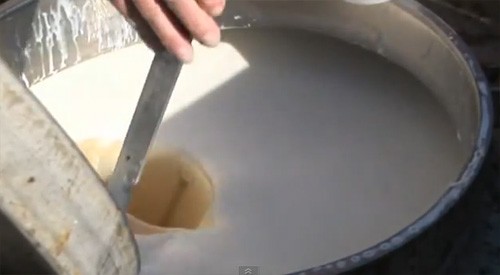 Đúng với tên gọi, bao cao su được chế tạo hoàn toàn từ cao su tự nhiên. Đối với quy trình chế tạo chuẩn, chất lượng cao su phải được kiểm tra kĩ lưỡng trước khi chúng được nhập vào để trở thành nguyên liệu chế tạo bao cao su.