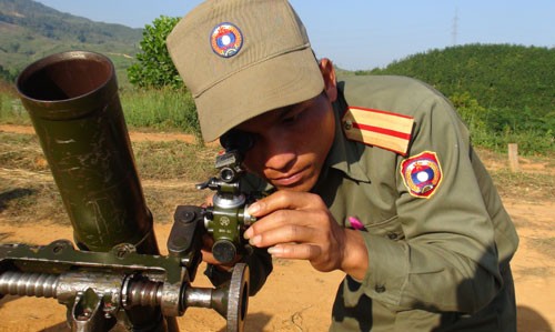 Chuẩn úy Thông-dun Xơn-phăc-hua thuộc Tiểu đoàn 414, Bộ CHQS tỉnh U Đom Xay đang thực hành thao tác súng cối