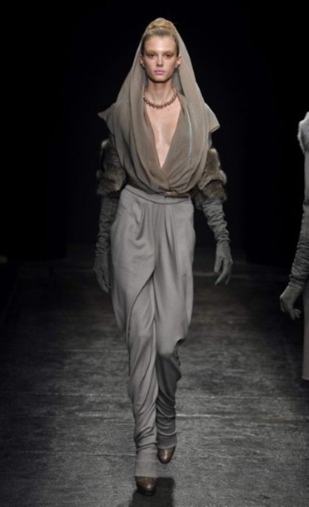 Donna Karan đem tới Thu Đông 2011 với áo xẻ sâu trong chất liệu lụa bóng.