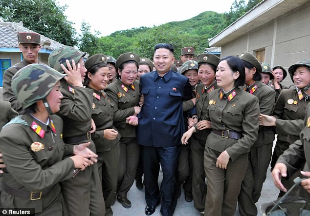 Hình ảnh nữ binh lính đơn vị quân đội 4302 xúc động khi gặp nhà lãnh đạo Kim Jong Un