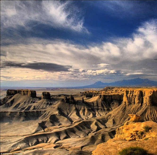 Sa mạc phía đông Utah nhìn từ Skyline Rim gần Nhà máy Butte với dãy núi Henry (Utah, Hoa Kỳ)