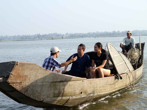 Nơi cuối cùng Hoàng My và Mr. Yan đặt chân đến trong hành trình 3 ngày ở Huế là phá Tam Giang. Cùng sống một ngày với người dân, Hoàng My hiểu được sự cực khổ của người dân nơi đây: vừa đánh bắt, vừa trồng trọt