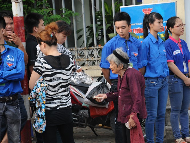 Bà lão ăn xin ở cổng trường ĐH Giao thông Vận tải